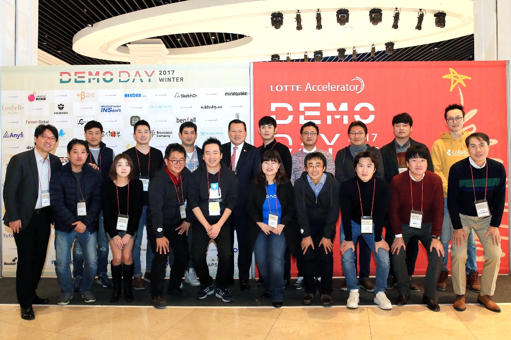 황각규 롯데지주 대표(가운데)와 이진성 롯데액셀러레이터 대표(앞줄 오른쪽 첫 번째)가 행사에 참석한 스타트업 대표들과 기념촬영을 하는 모습.