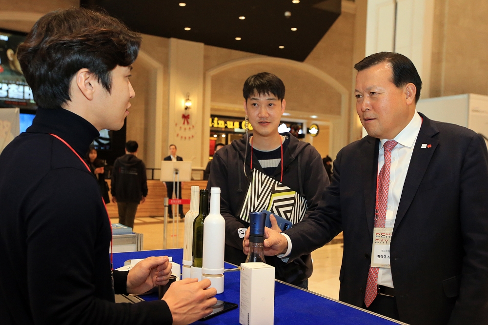 14일 서울 잠실 롯데시네마 월드타워관에서 롯데액셀러레이터 데모데이에서 황각규 롯데지주 대표(오른쪽) 전시 부스를 둘러보며 스타트업 관계자와 대화를 나누고 있다.(사진=롯데그룹)