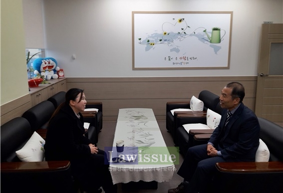 성경희 부장판사(왼쪽)가 이양근 센터장과 담소를 나누고 있다.(사진=울산청소년꿈키움센터)