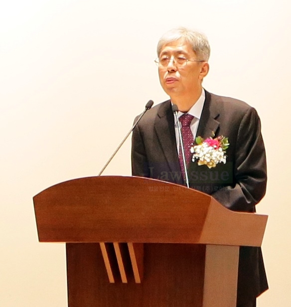 최인석 울산지법원장이 "법원공무원의 근무 자세는 친절이 아니라 정중(鄭重)이다"며 강조하고 있다.(사진=울산지법)