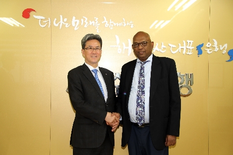 19일, Sh수협은행을 방문한 스리랑카 정부 저축은행(NSB, National Saving Bank) 페레라(S.D.N. Perera) 은행장과 이동빈 은행장이기념촬영을 하고 있다. (사진=Sh수협은행)