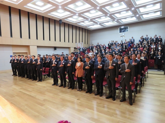 울산가정법원 개원식 국민의례를 하고 있다.(사진=울산가정법원)