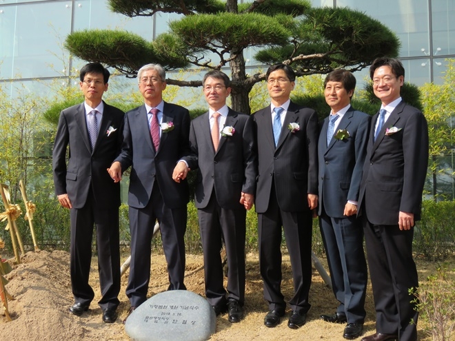 기념식수 및 표지석 제막을 하고 기념촬영을 하고 있다.(사진=울산가정법원)
