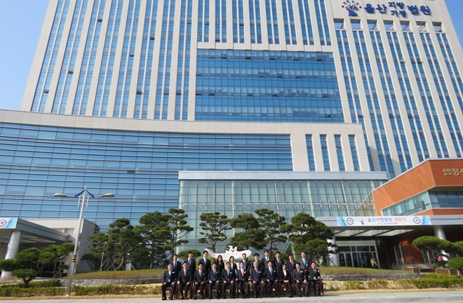 청사를 배경으로 기념촬영을 하고 있다.(사진=울산가정법원)