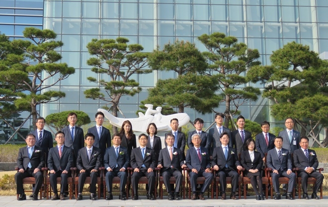 청사를 배경으로 기념촬영.(사진=울산가정법원)