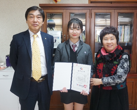 왼쪽부터 세람저축은행 김성근 대표이사, 효양고등학교 권민승 학생, 홍인숙 교장이 장학금 전달 후 기념촬영을 하고 있다. (사진=세람저축은행)