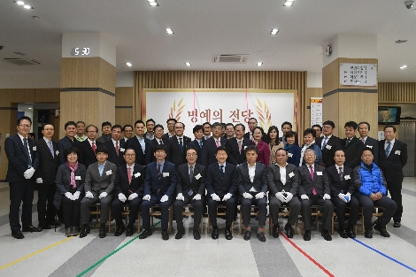 '중구 명예의 전당'에 오른 3개사(SBI・DB・OK저축은행) 임직원과 중구청 관계자들. (사진=저축은행중앙회)