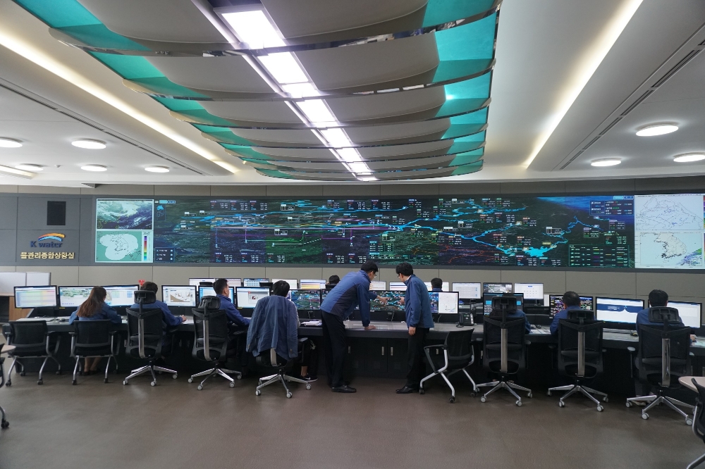 K-water 각 권역 물관리상황실에서 2018 통합형물관리 비상대응훈련을 위한 사전점검을 하고 있다.(사진=K-water)