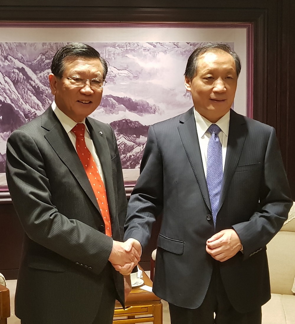 박삼구 한국방문위원장(사진 왼쪽)은 지난 4월 25일 중국 베이징에서 리진자오 중국 문화여유부 부부장과 만나 기념 촬영을 하고 있다.(사진=금호아시아나그룹)