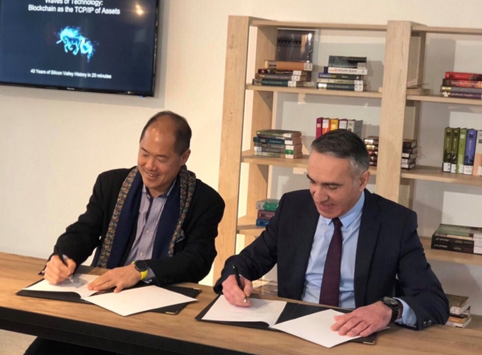 이머코인에 투자한 벤처 캐피탈리스트, 빌타이(Bill Tai:왼쪽)가 트빌리시 (Tbilisi) 에 위치한 비즈니스 앤 테크놀로지 대학교에서, 미하일 바티아쉬빌리(Mikheil BatiasWaili:오른쪽) 총장과 대학 수료증 위조 방지를 위한 블록체인 시스템 개발을 위한 업무협약(MOU)을 체결하고 있다. 사진=에머슨케이
