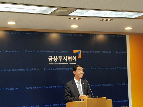 금융투자협회 권용원 회장이 14일 금융투자협회에서 열린 취임 100일 기념 기자간담회에서 발표하고 있다. (사진=로이슈)