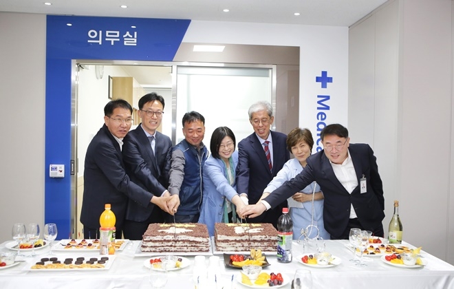 의무실 개소 시루떡을 자르고 있다.(사진제공=울산지방법원)