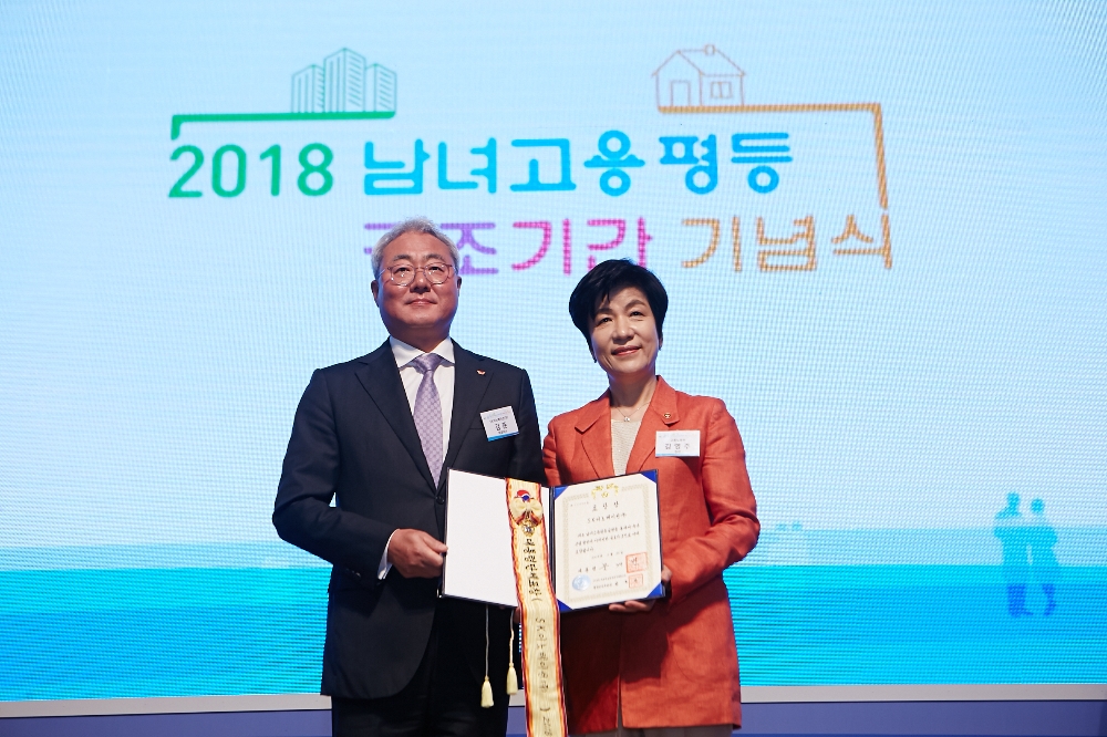 30일, 여의도 중소기업중앙회에서 진행된 고용노동부 주관 ‘2018 남녀고용평등 강조주간 기념식’에서 김준 SK이노베이션 총괄사장 (좌)이 김영주 고용노동부 장관 (우) 으로부터 ‘남녀고용평등분야’ 우수기업 대통령 표창을 수여 받았다. (사진=SK이노베이션)