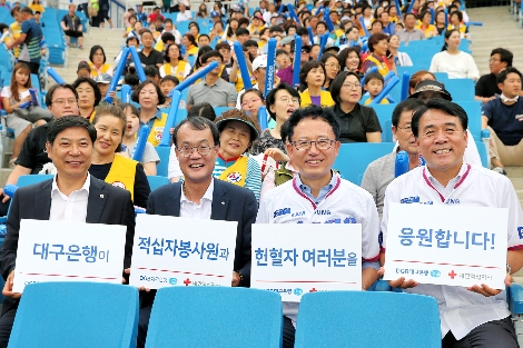 왼쪽부터 대구경북혈액원 김동석 원장, 대구은행 황진모 사회공헌부장, 이준걸 부행장, 대한적십자대구지사 조호규 사무처장이 기념촬영을 하고 있다. (사진=DGB금융그룹)