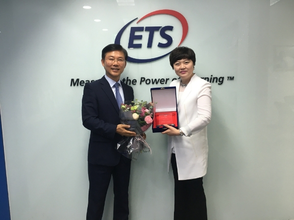 왼쪽부터 ETSKorea 이용탁 대표, ETS 최우수 논문상 수상자 현일선 조교수(사진=ETS 제공)