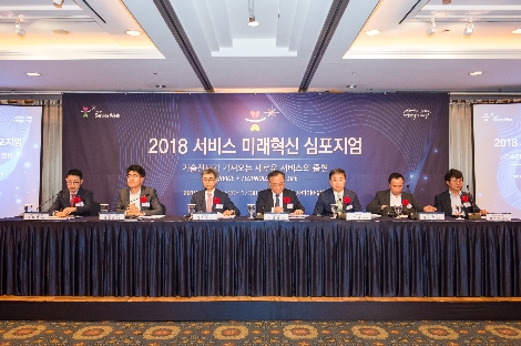 왼쪽부터 신한카드 장재영 본부장, SKT 박진효 원장, 서울대 이유재 교수, 표준협회 이상진 회장, 롯데렌탈 표현명 대표, 현대백화점 진석두 상무, 마크로밀엠브레인 최인수 대표. (사진=한국표준협회)