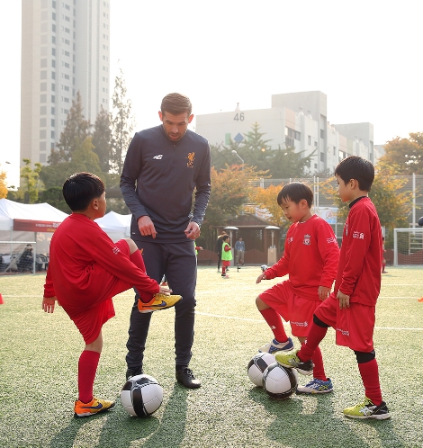 지난해 11월 열린 ‘SC제일은행과 함께하는 리버풀 축구교실’에서 리버풀 인터내셔널 아카데미의 수석코치로부터 참가 어린이들이 기본기 강습을 받고 있다. (사진=SC제일은행)
