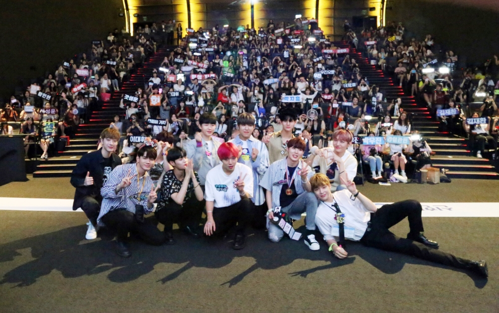 워너원 '신한은행 고객과 함께하는 팬사인회' 개최