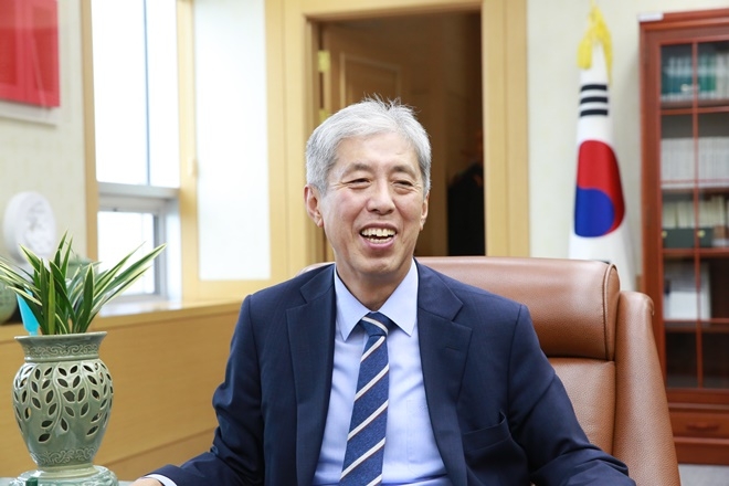 활짝웃고 있는 최인석 법원장.