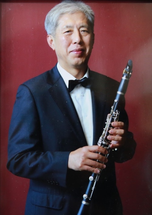 클라리넷을 배우고 있는 최인석 법원장