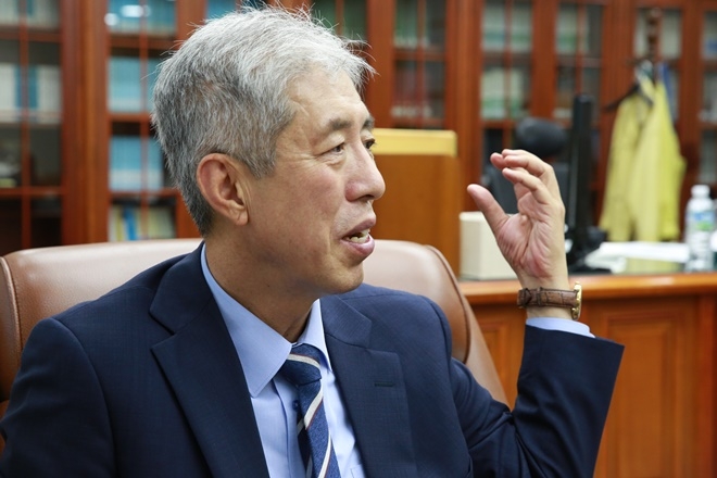 최인석 법원장이 법원행정처가 재판거래를 했다는 것에 대해 판사들이 그렇게 호락호락하지 않다고 자신하고 있다.