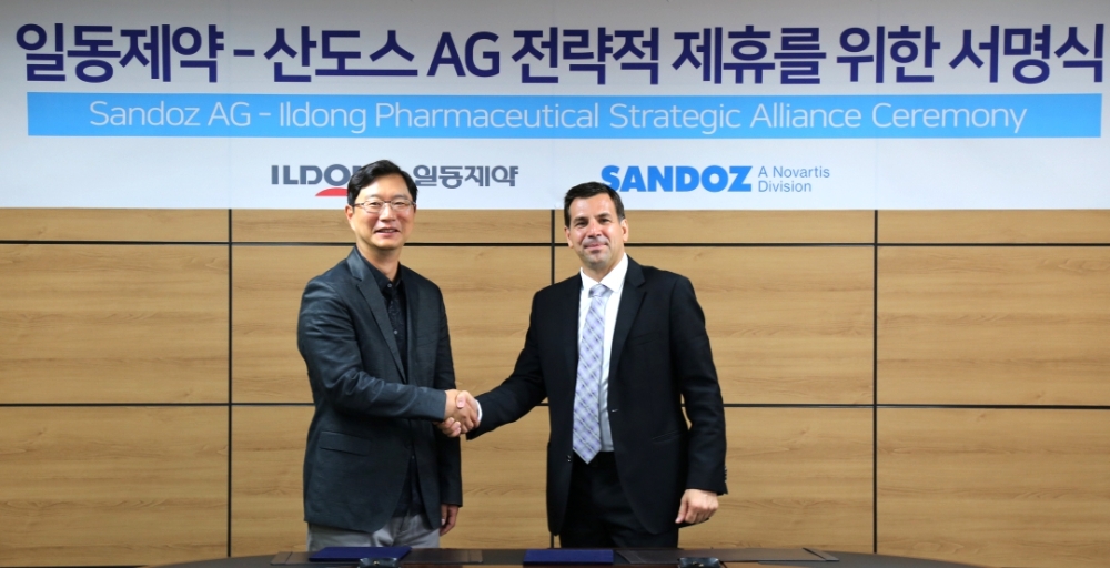 일동제약 윤웅섭 대표(왼쪽)와 산도스社 프랜시스 베일런트 아세안 및 북아시아 지역 책임자가 양해각서 체결 후 기념 촬영을 하고 있다.(사진=일동제약)