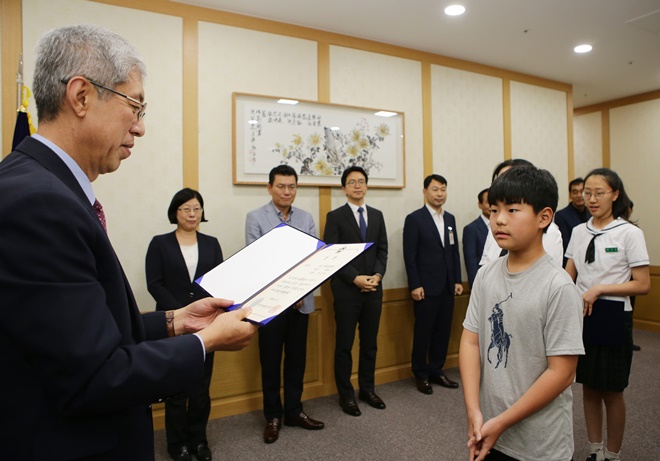 최인석 법원장이 법원견학 소감문 우수작 시상을 하고 있다.(사진제공=울산지법)