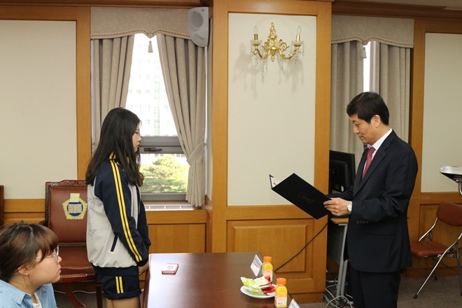 구남수 부산가정법원장이 대상수상자에게 시상을 하고 있다.(사진제공=부산가정법원)