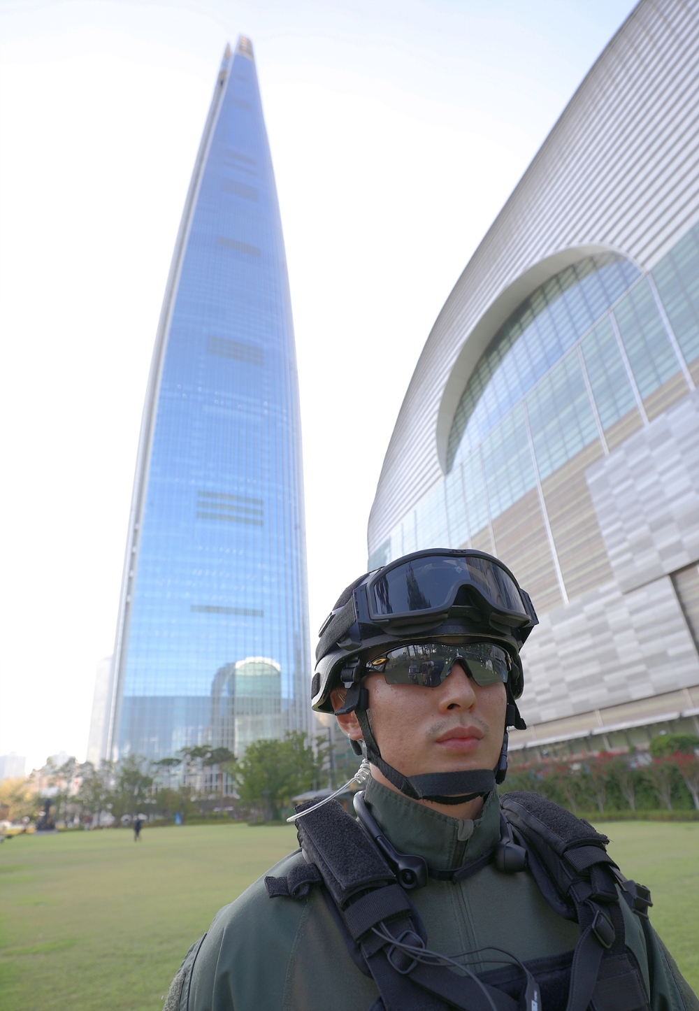 롯데월드타워 대테러팀 대원이 360도 넥밴드 카메라를 장착하고 근무를 하고 있다. (사진=롯데)