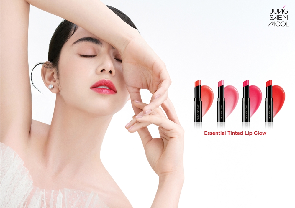 에센셜 틴티드 립 글로우 모델컷.(사진=정샘물)