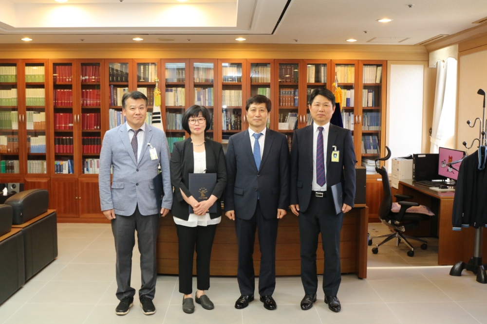 부산가정법원장과 신규위촉위원들이 기념촬영(죄측에서 임훈, 이진희, 구남수 법원장, 옥연호).(사진제공=부산가정법원)