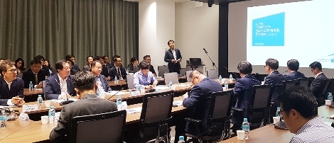 4일 제2본점에서 열린 사업 착수보고회에서 DGB대구은행 담담자들이 신용리스크관리 프로그램 개발에 대해 논의하고 있는 모습. (사진=DGB대구은행)