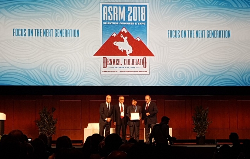 제 74차 미국생식의학회 시상식에서는 차광렬 차병원그룹 글로벌종합연구소장이 정산자오 박사에게 ‘차광렬 줄기세포 상’을 수여하고 기념 촬영을 하고 있다. (사진=차바이오)