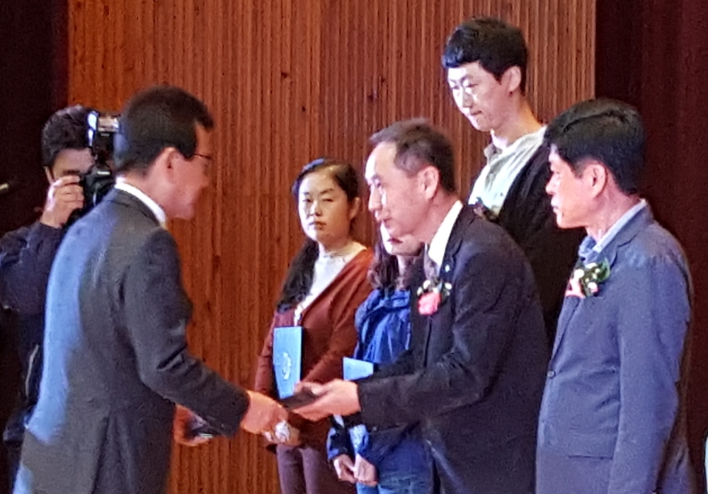 ▲ 지난 6일 열린 ‘제 13회 충북 다문화가족 한마음 축제’에서 휴온스 제천공장장 전규섭 전무가 이시종 충북 도지사로부터 유공자 표창을 받고 있다.(사진=휴온스)