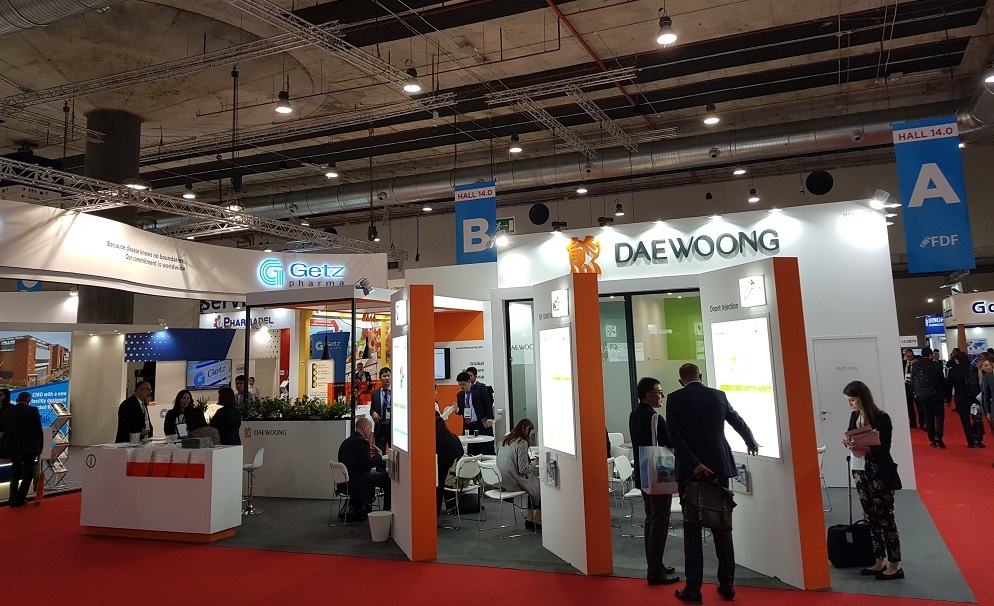 대웅제약과 대웅바이오는 지난 9일부터 11일까지 스페인 마드리드에서 개최된 'CPhI Worldwide 2018'의 대웅제약 부스에서 해외 참석자에게 회사 및 제품을 소개하고 있다. (사진=대웅제약)