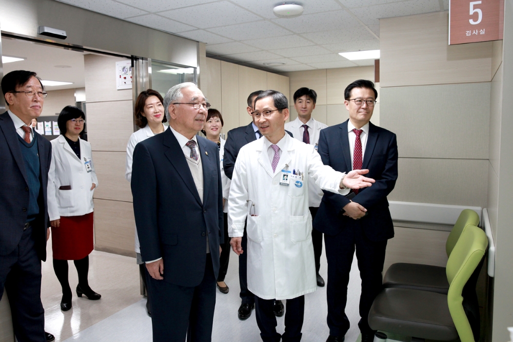 문정섭 서울백병원 내시경실장이 이순형 인제학원 이사장에게 이번에 확장 개소한 소화기내시경센터 검사실과 환자 편의시설에 대해 설명하고 있다. (사진=백병원)