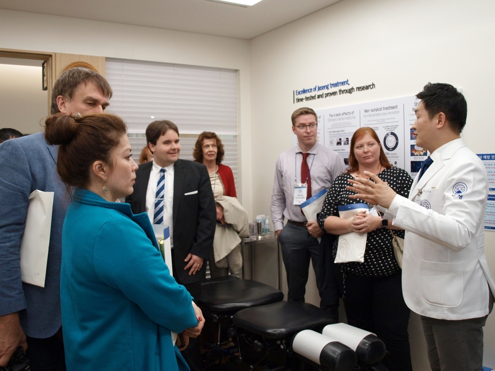 자생한방병원 김하늘 국제진료센터장이 해외 10개국 보건의료전문가로 구성된 연수단에게 한방 치료법에 대해 설명하고 있다. (사진=자생한방병원)