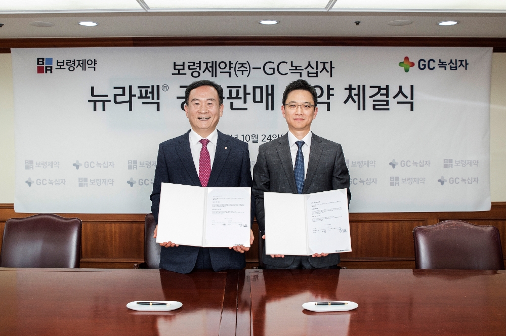 지난 24일 종로구 보령빌딩에서 진행된 호중구감소증치료제 ‘뉴라펙’ 공동판매 계약식에서 보령제약 이삼수대표(왼쪽), GC녹십자 허은철 대표(오른쪽)가 서명식을 마치고 기념사진을 찍고있다. (사진=보령제약)