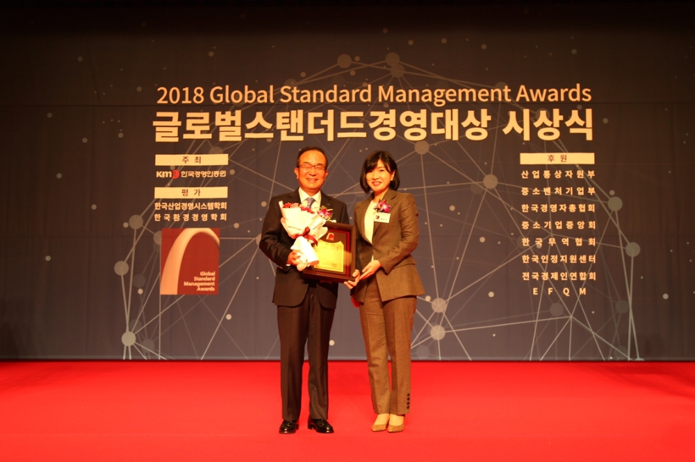 지난달 31일, 서울 홍은동 그랜드힐튼서울호텔에서 개최된 2018 글로벌스탠더드경영대상 시상식에서 일동제약 박대창 부사장(왼쪽)이 한국경영인증원 황은주 대표와 기념 촬영을 하고 있다. (사진=일동제약)