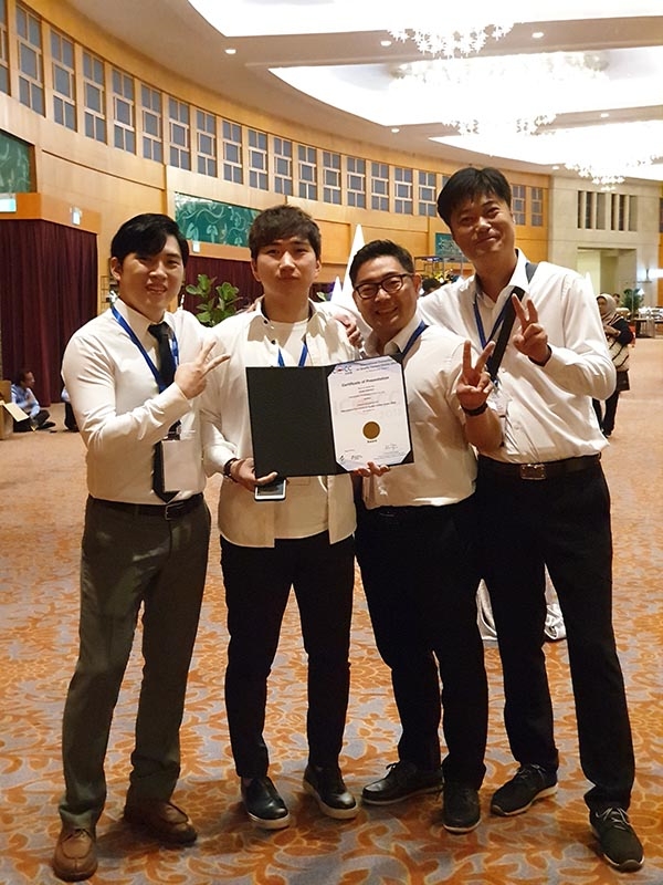 2018 국제품질경진대회(ICQCC2018)에서 금상을 수상한 대웅제약 직원들이 기념촬영을 하고 있다. 좌측부터 장민철, 김석형, 이원석 팀장, 김윤철 팀장. (사진=대웅제약)