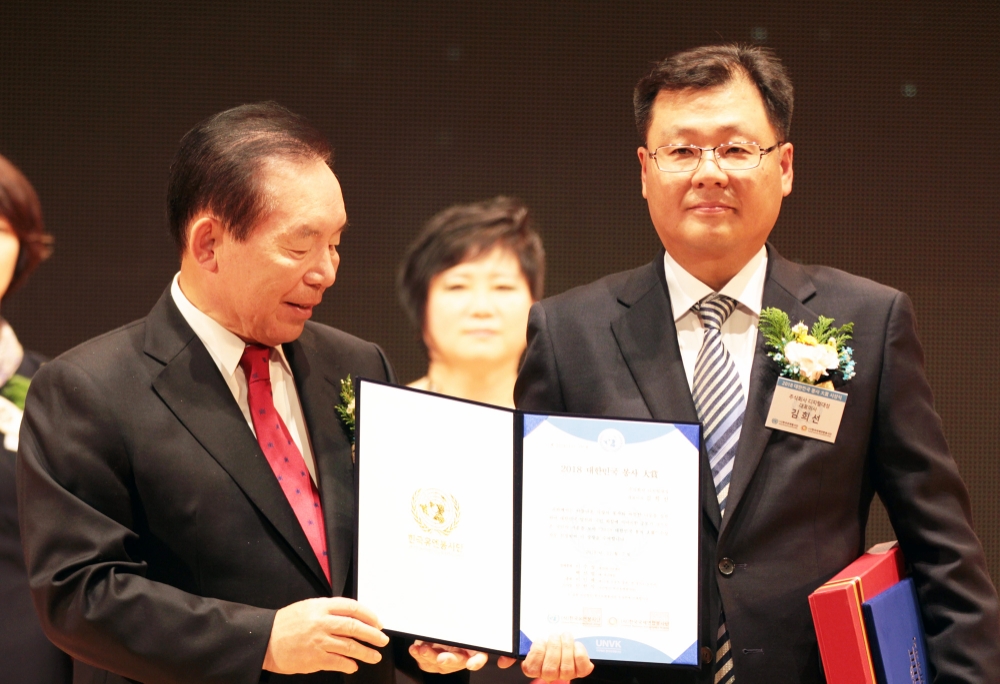 김희선 한우리열린교육 대표(디지털대성 대표이사 겸임)가 ‘2018 대한민국 봉사대상’에서 대상 및 교육위원회 위원장 상을 수상했다. 사진은 시상식에서 김희선 대표(오른쪽)가 이인제 한국국제연합봉사단 총재 (왼쪽)과 함께 포즈를 취하고 있는 모습(사진=한우리열린교육 제공)