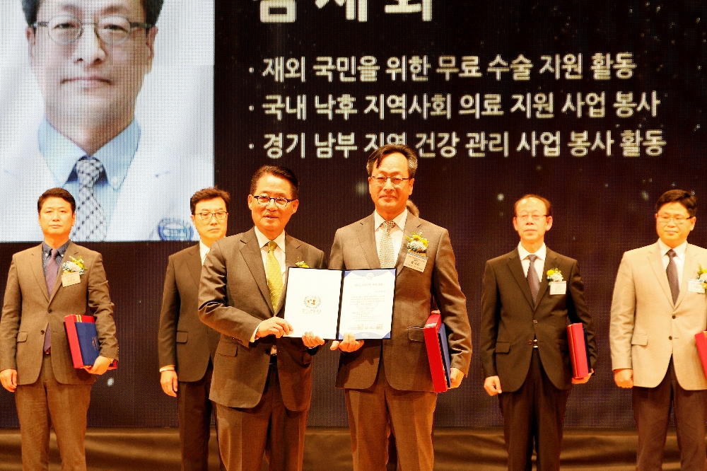 차의과학대학교 분당차병원 김재화 원장(앞줄 오른쪽)이 지난 7일 KBS 아트홀에서 열린 ‘2018 대한민국 나눔 봉사 대상’에서 대회장인 박지원 국회의원으로부터 대상과 기획재정위원상을 수상했다. (사진=분당차병원)