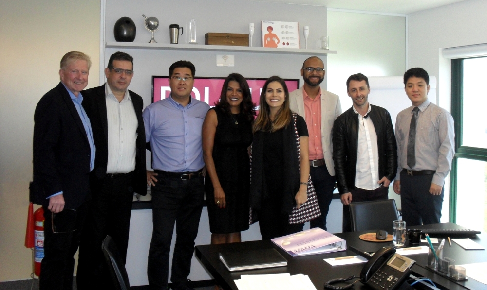 폴릭스社의 낸시 레인절 대표(왼쪽에서 네 번째)를 비롯한 관계자들과 일동히알테크의 김경석 경영기획팀장(오른쪽에서 첫 번째)이 기념 사진을 찍고 있다.(사진=일동히알테크)