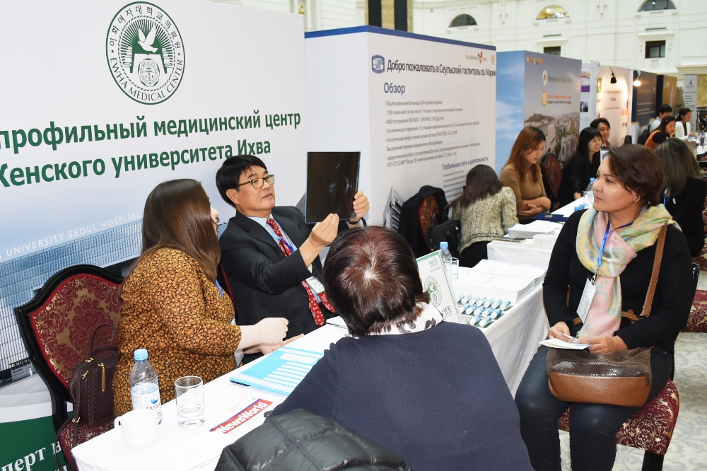 백남선 이대여성암병원장이 카자흐스탄 수도인 아스나타에서 있은 한국국제의료협회(KIMA)의 ‘메디컬 코리아 2018(Medical Korea 2018 in Kazakhstan)’ 행사에 참여해 외국인 환자 유치를 위한 홍보 및 상담을 진행하고 있다. (사진=이화의료원)