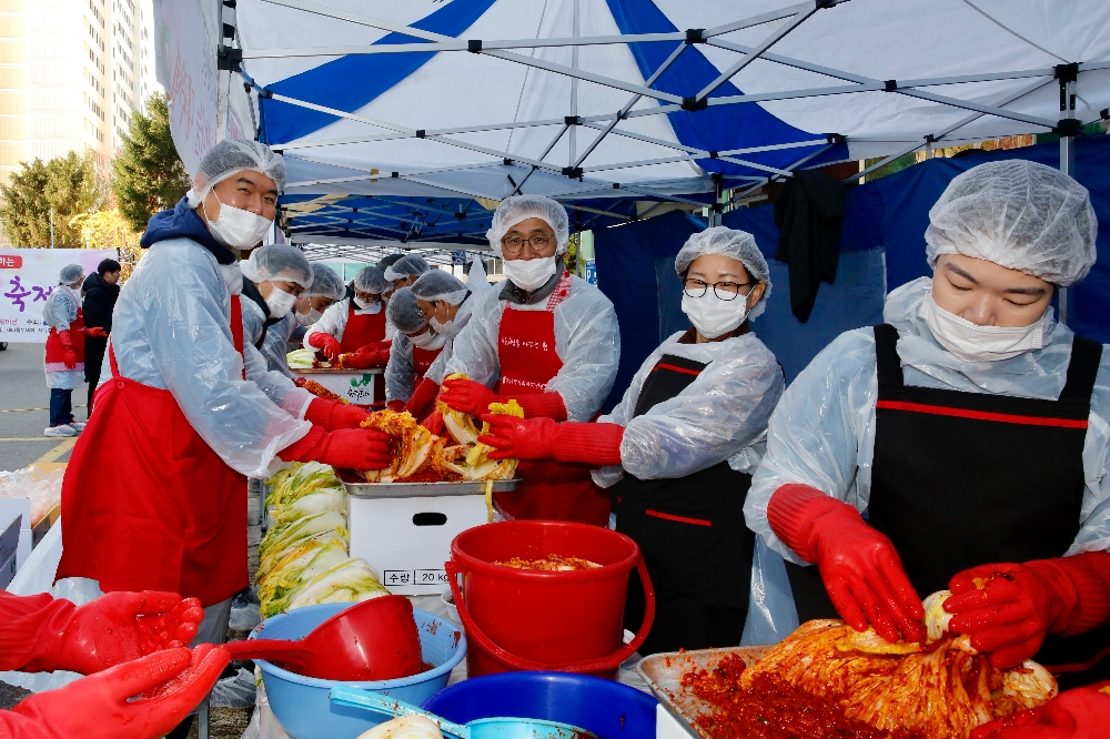 20일 오전 강남구 일원동 소재 대청종합사회복지관에서 군인공제회 임직원 40여 명이 사랑의 김장 나눔 대축제 행사에 참여해 김장을 담그고 있다(사진=군인공제회 제공)