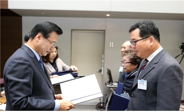 △ 용산구청에서 열린 모범구민 표창장 수여식에서 김종은 코레일유통 서울본부장에게 성장현 용산구청장이 상장을 수여하고 있다(사진=코레일유통 제공)