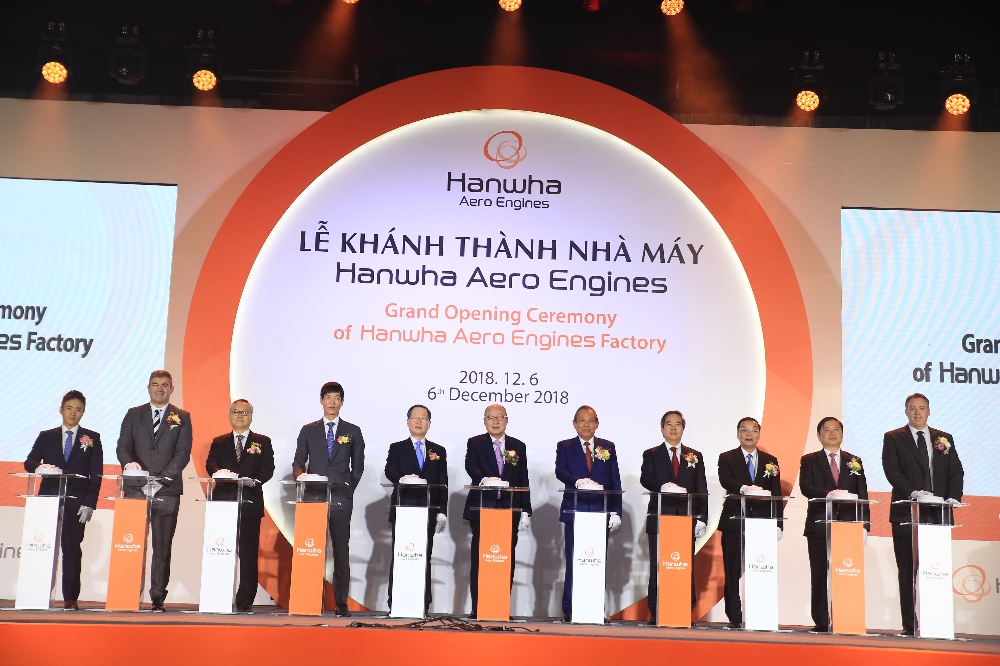 김승연 회장(사진 왼쪽에서 6번째)은 6일 베트남 하노이 인근 화락 하이테크 단지(Hoa Lac Hi-Tech Park)에 있는 한화에어로스페이스 항공기 엔진부품 신공장 준공식에 참석했다. 사진 왼쪽 세번째부터 한화에어로스페이스 신현우 대표, 한화생명 김동원 상무, ㈜한화 금춘수 부회장, 한화그룹 김승연 회장, 베트남 수석부총리 쯔엉 화 빙, 베트남 당정치국원 중앙경제위원회 위원장 응우엔 반 빙, 베트남 과학기술부 장관 쭈 응옥 아잉. (사진=한화그룹)