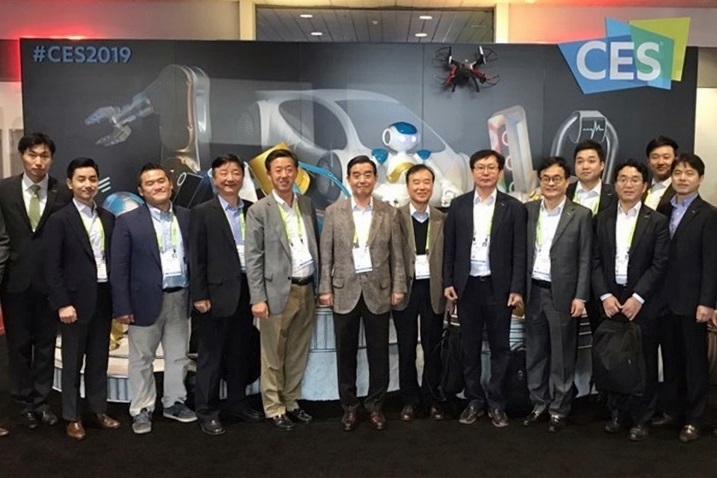 삼양그룹 김윤 회장(사진 가운데)이 10일(현지 시간) 미국 라스베이거스에서 열리고 있는 CES를 경영진과 함께 방문했다. (사진=삼양그룹)