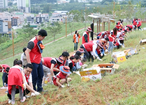 경남은행이 실시한 ‘25000℃ 릴레이봉사 130일간의 여정 사진전’에 전시된 사진. 사진=BNK경남은행