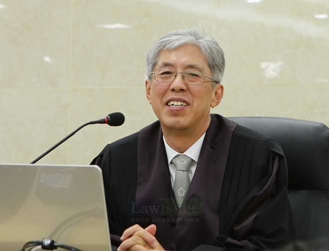 최인석 울산지법원장이 마지막 재판을 진행.